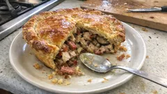 Chicken pie di recupero con pasta matta: la torta salata perfetta per il pollo arrosto avanzato