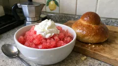 Granita di anguria senza gelatiera: il trucco delle mescolate per farla cremosa