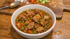 Spezzatino di maiale con piselli: leggera infarinatura e sugo cremoso