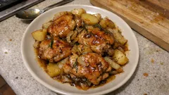 Pollo in padella con patate: la ricetta in tegame che resta morbida e saporita