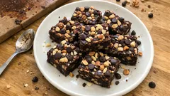 Brownies senza cottura: cioccolatosi e compatti, pronti in pochi minuti (poi frigo)