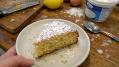 Torta al limone e yogurt greco: soffice, profumata e pronta senza complicazioni