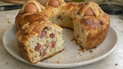 Casatiello napoletano di Pasqua: soffice dentro, ricco di salame e formaggi