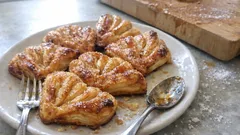 Ventaglietti di pasta sfoglia alle mele: croccanti, caramellati e pronti in poco tempo