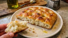Focaccia genovese fatta in casa: impasto morbido e salamoia per una crosticina perfetta