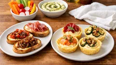 Tris di antipasti veloci: crostini al burro, pinzimonio aromatico e cestini di Grana