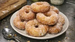 Ciambelle fritte di Carnevale: soffici dentro, dorate fuori (con doppia lievitazione)