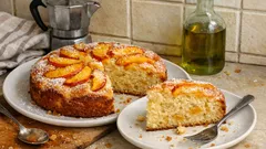 Torta soffice alle pesche senza glutine: alta, umida e profumata al limone