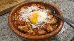 Acquacotta maremmana con pane raffermo e uovo: la zuppa rustica che salva la cena