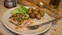 Salmone impanato al forno con limone e patate novelle: cena completa in teglia