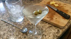 Martini Dry fatto in casa: la ricetta classica con il trucco per servirlo glaciale