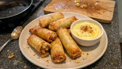 Spring rolls dolci alle mele e cannella: croccanti fuori, morbidi dentro