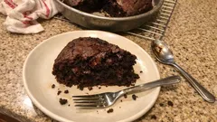 Torta double chocolate: cacao e fondente per una fetta umida e intensa