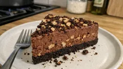 Cheesecake cioccolato e nocciole senza cottura: cremosa, croccante e pronta in anticipo