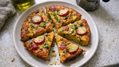Frittata di ceci al forno con patate rosse e cipollotti: dorata e senza uova