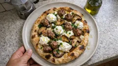 Pinsa con salsiccia, porcini e tartufo: il trucco per una base davvero croccante