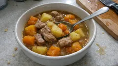 Spezzatino di maiale con zucca e patate: tenero, cremoso e perfetto per l’autunno