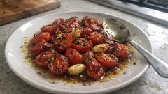 Pomodorini caramellati al forno: il trucco per farli dolci-sapidi e lucidi