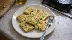 Schiacciata di zucchine sottile e croccante: pronta in 30 minuti, senza lunghe lievitazioni