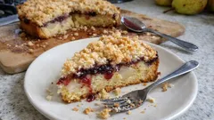 Torta crumble alle pere e frutti di bosco: morbida dentro, croccante sopra