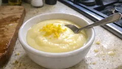 Budino al limone cremoso e profumato: si fa in una pentola e riposa in frigo