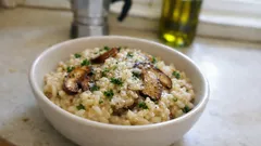 Risotto ai funghi porcini cremoso e profumato: i passaggi per farlo all’onda