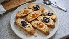 Biscotti morbidi mandorle e marmellata: senza burro, pronti in 15 minuti