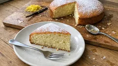 Torta al latte caldo: il trucco semplice per una mollica davvero soffice