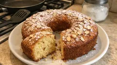 Ciambellone alle mandorle soffice e profumato: la ricetta che resta morbida anche domani