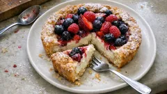 Crostata ricotta e frutti di bosco: crema morbida e frolla all’olio