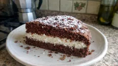 Torta versata cocco e cioccolato: l’effetto a strati che riesce anche a casa