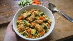 Cous cous con pollo e verdure: il piatto unico veloce che resta leggero e saporito