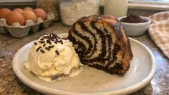 Ciambella zebrata alta e morbida: il trucco delle cucchiaiate per un effetto perfetto