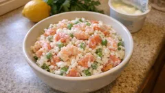 Insalata di riso con gamberetti e salmone: fresca, cremosa e pronta in anticipo