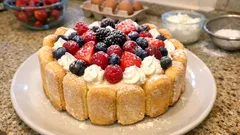 Charlotte ai frutti di bosco: la torta fredda elegante che si prepara anche a casa