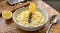 Risotto al limone cremoso e profumato: il trucco per mantecarlo “all’onda”