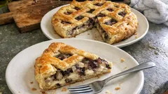Crostata rustica stracchino e radicchio: la torta salata salva-cena con due rotoli di sfoglia