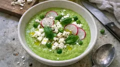 Crema fredda di piselli e feta: vellutata estiva cremosa e pronta in poco tempo