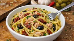 Pasta con pomodori secchi e tonno: il primo salva-cena pronto in pochi minuti