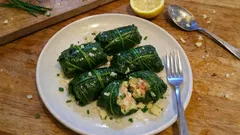 Fagottini di bieta con patate e salmone: l’antipasto leggero che fa scena, passo passo