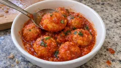 Pallotte cacio e ova al sugo: dorate fuori, morbide dentro, come in Abruzzo