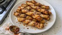 Grissini di sfoglia al pesto rosso: croccanti, pronti in 15 minuti