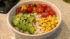 Bowl vegetariana veloce con riso, avocado e verdure: pronta in pochi minuti