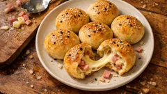 Rustici prosciutto e provola: bocconcini da forno veloci, dorati e filanti