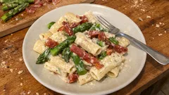 Pasta asparagi e speck al gorgonzola: cremosa in padella in 20 minuti
