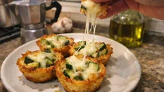 Cestini di patate croccanti con zucchine e scamorza affumicata: antipasto al forno