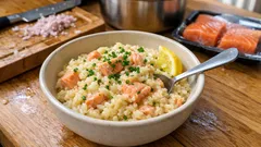 Risotto al salmone affumicato in 30 minuti: cremoso, profumato e sempre all’onda