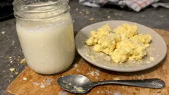 Latticello fatto in casa con 1 solo ingrediente: pronto in 20 minuti (e ti resta anche il burro)