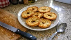 Friselle fatte in casa: croccanti fuori, pronte da “sponsare” e condire