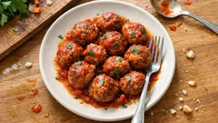 Polpette di salsiccia al sugo: morbide dentro, rosolate fuori e pronte in pochi passaggi